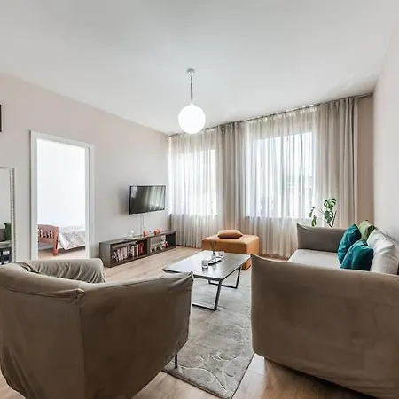2-br Close To Radio Roger That