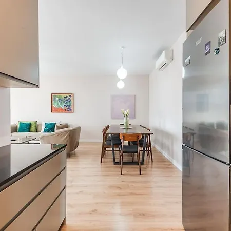 2-br Close To Radio Roger That By Pik Host *