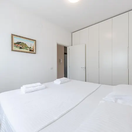 2-br Close To Radio Roger That By Pik Host * Shkodër