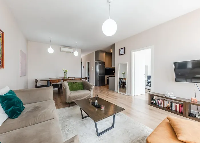 2-br Close To Radio Roger That By Pik Host *