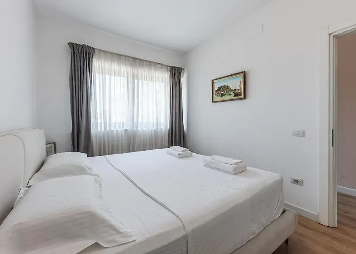 2-br Close To Radio Roger That By Pik Host